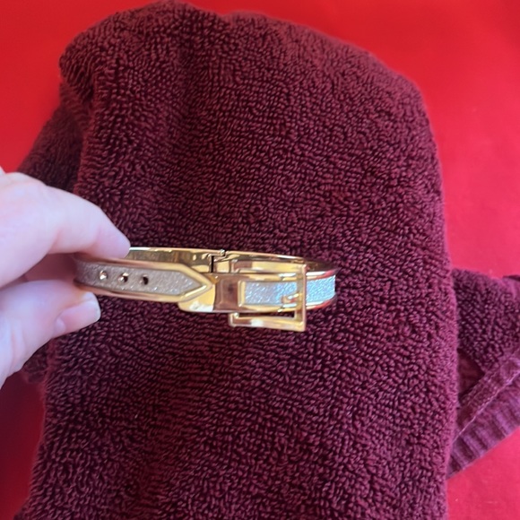 Bracelet-Gold tone belt style clasp with sparkles 💖 - Picture 3 of 4